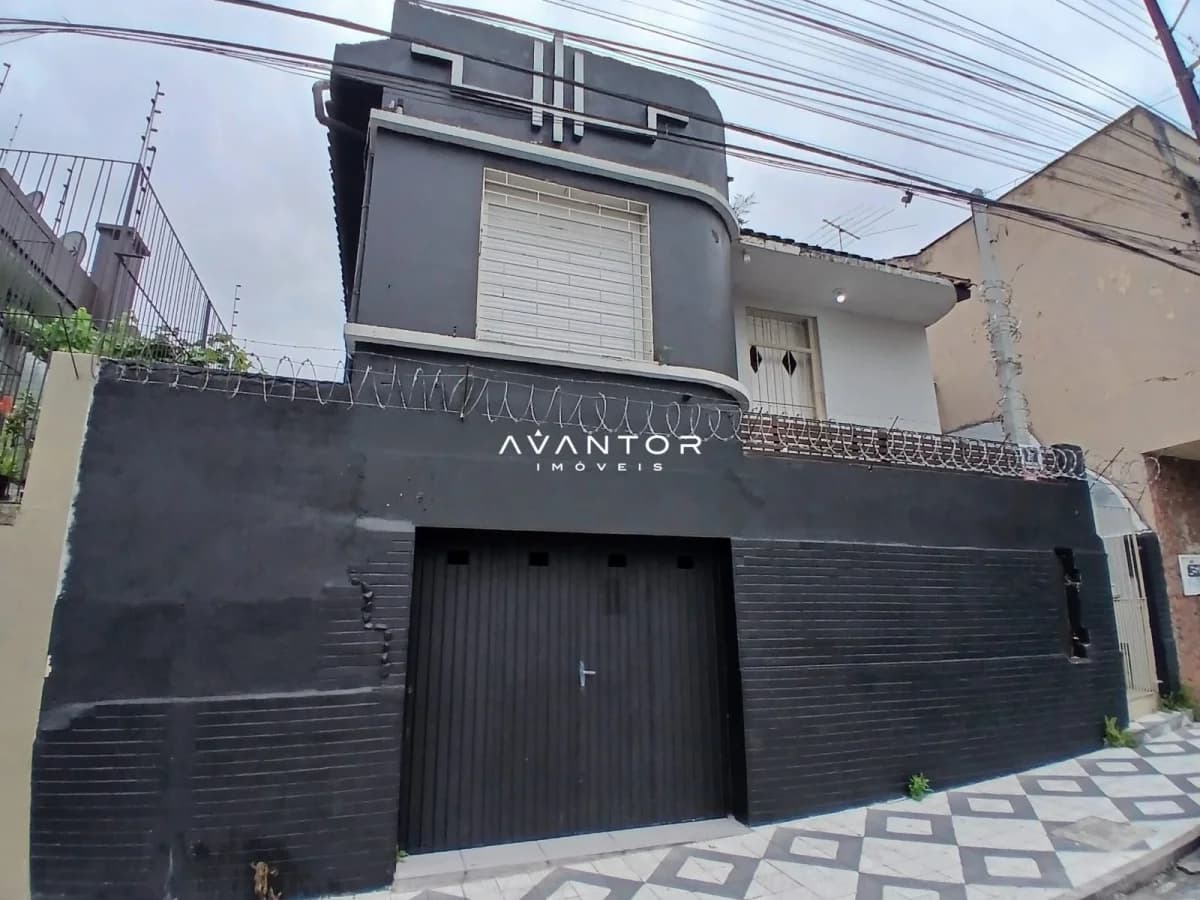 Fachada da casa com garagem — Casa com 3 quartos à venda em Centro, Santa Maria/RS