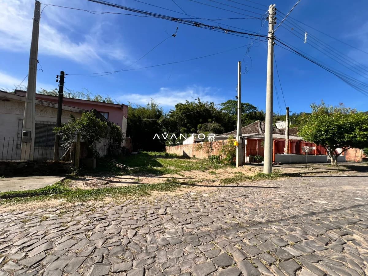 Terreno com construções ao fundo — Terreno à venda em Chácara das Flores, Santa Maria/RS