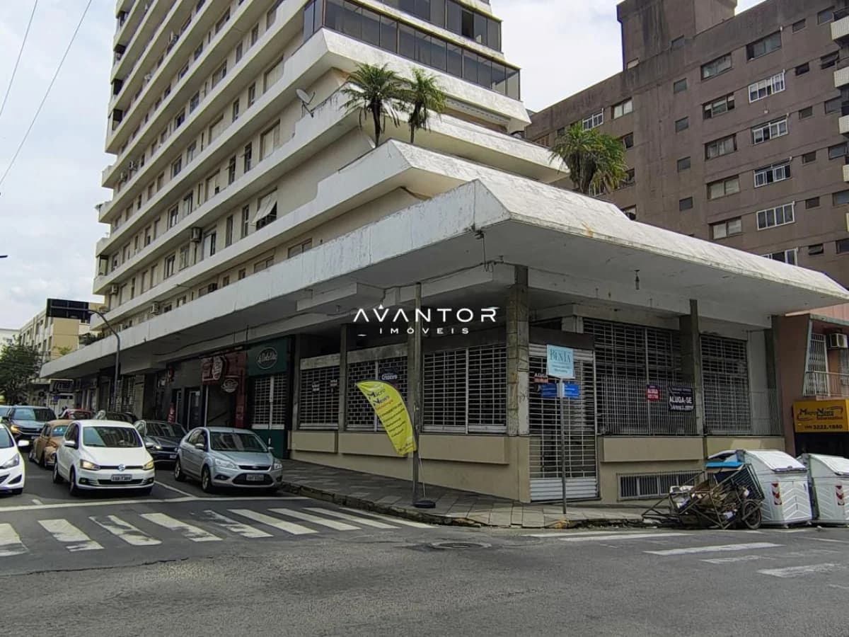 Fachada do prédio com lojas no térreo — Loja com 1 sala para alugar em Centro, Santa Maria/RS