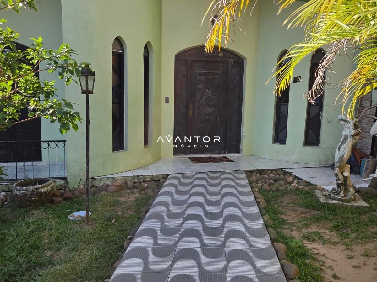 Fachada da casa com entrada e pátio — Casa com 3 quartos à venda em Nossa Senhora de Lourdes, Santa Maria/RS