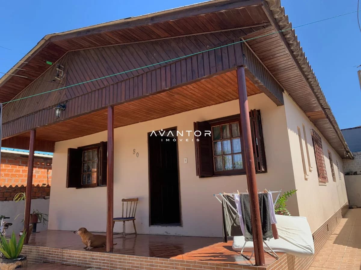 Fachada da casa com varanda — Casa com 2 quartos à venda em Camobi, Santa Maria/RS