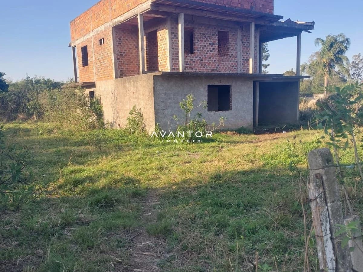 Fachada da casa em construção — Terreno à venda em Diácono João Luiz Pozzobon, Santa Maria/RS