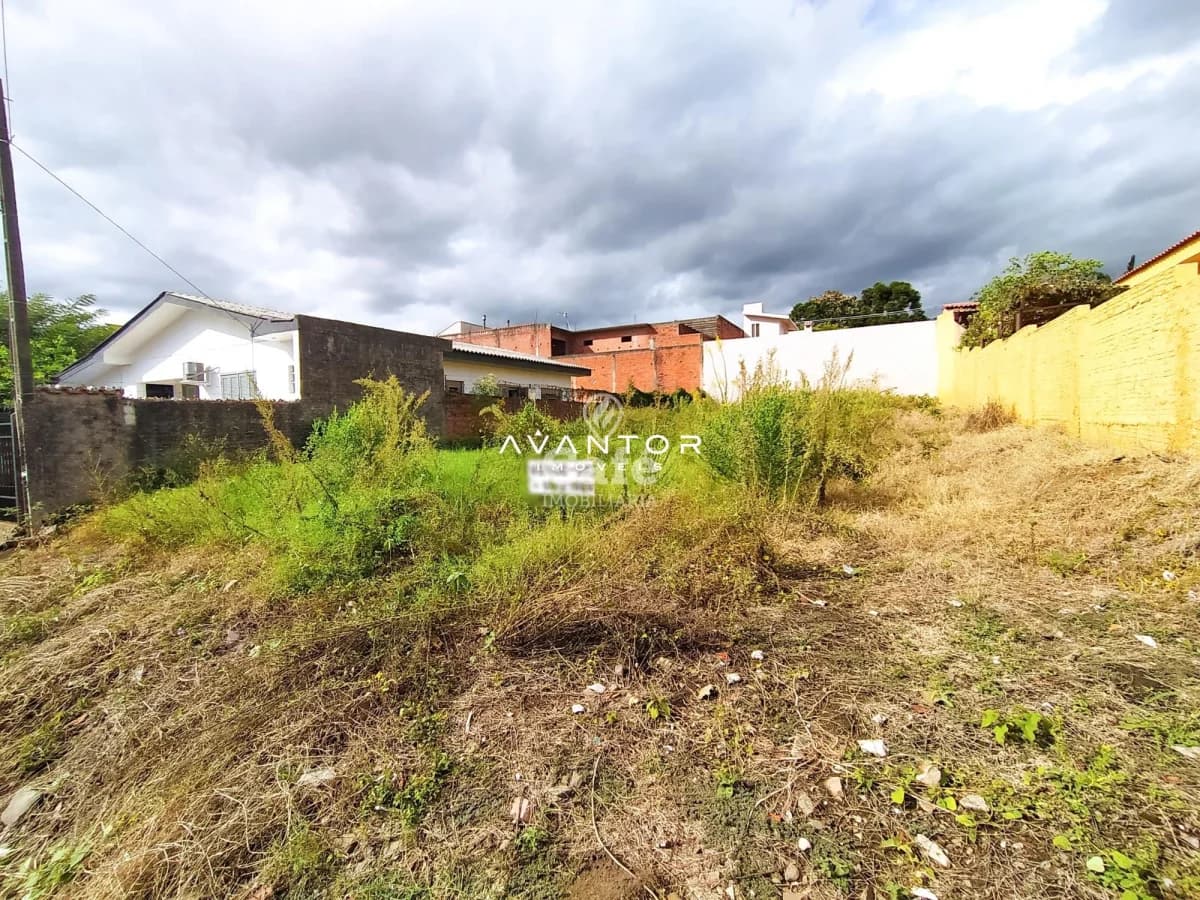 Terreno com construções ao fundo — Terreno à venda em Dom Antônio Reis, Santa Maria/RS