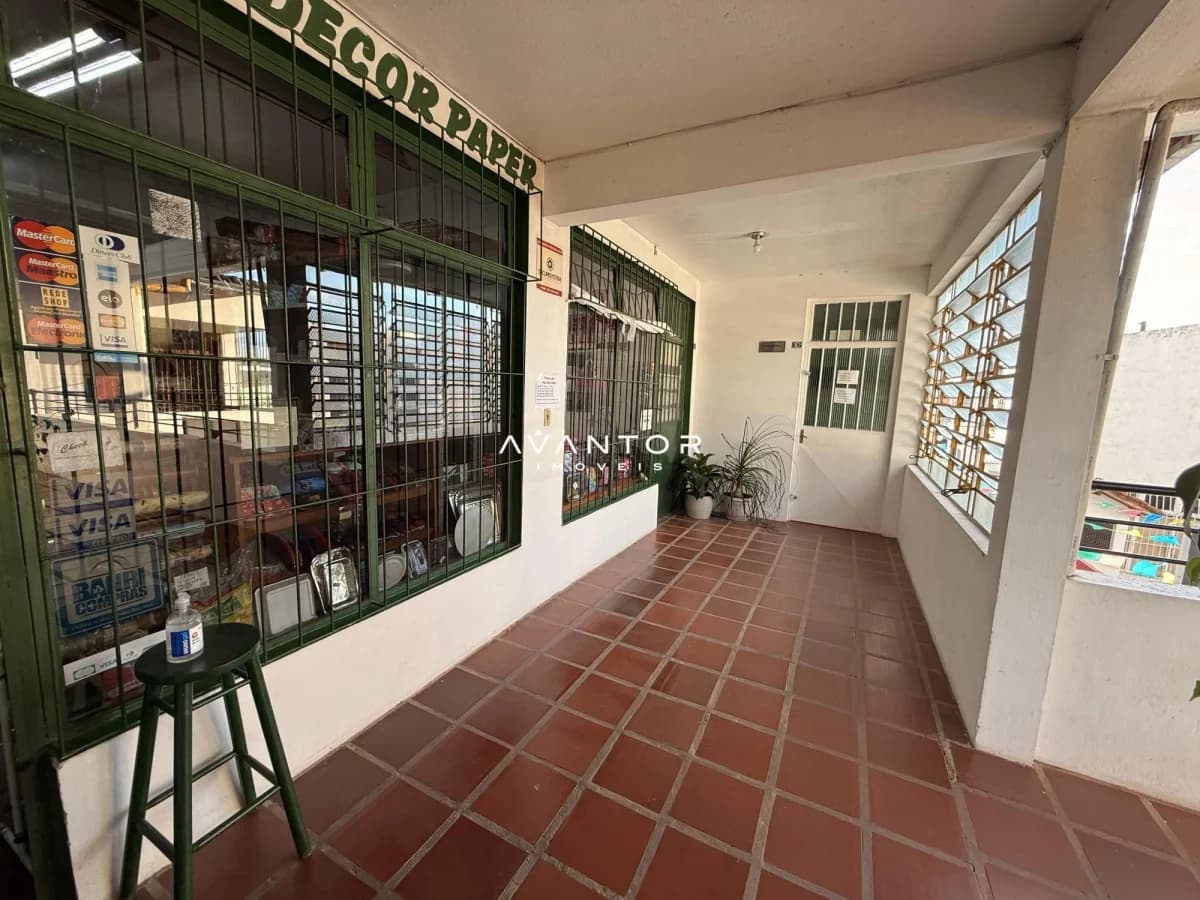 Hall de entrada com piso em cerâmica — Loja com 3 salas à venda em Tancredo Neves, Santa Maria/RS