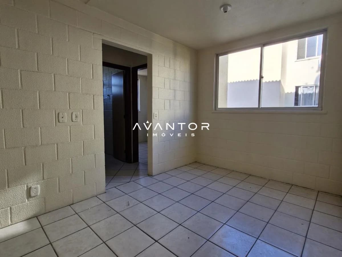 Cozinha com piso cerâmico e janela — Apartamento com 2 quartos à venda em Urlândia, Santa Maria/RS