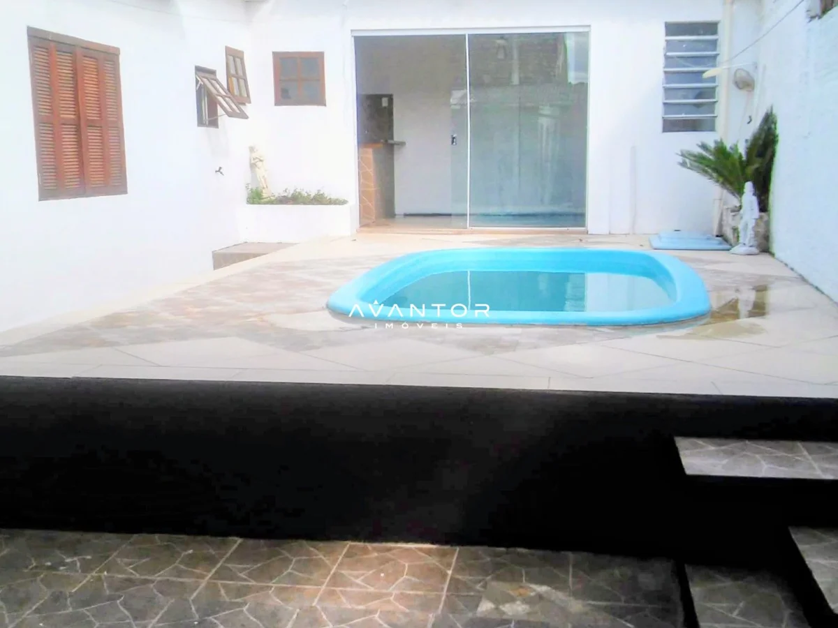 Pátio com piscina infantil — Casa com 3 quartos à venda em Carolina, Santa Maria/RS