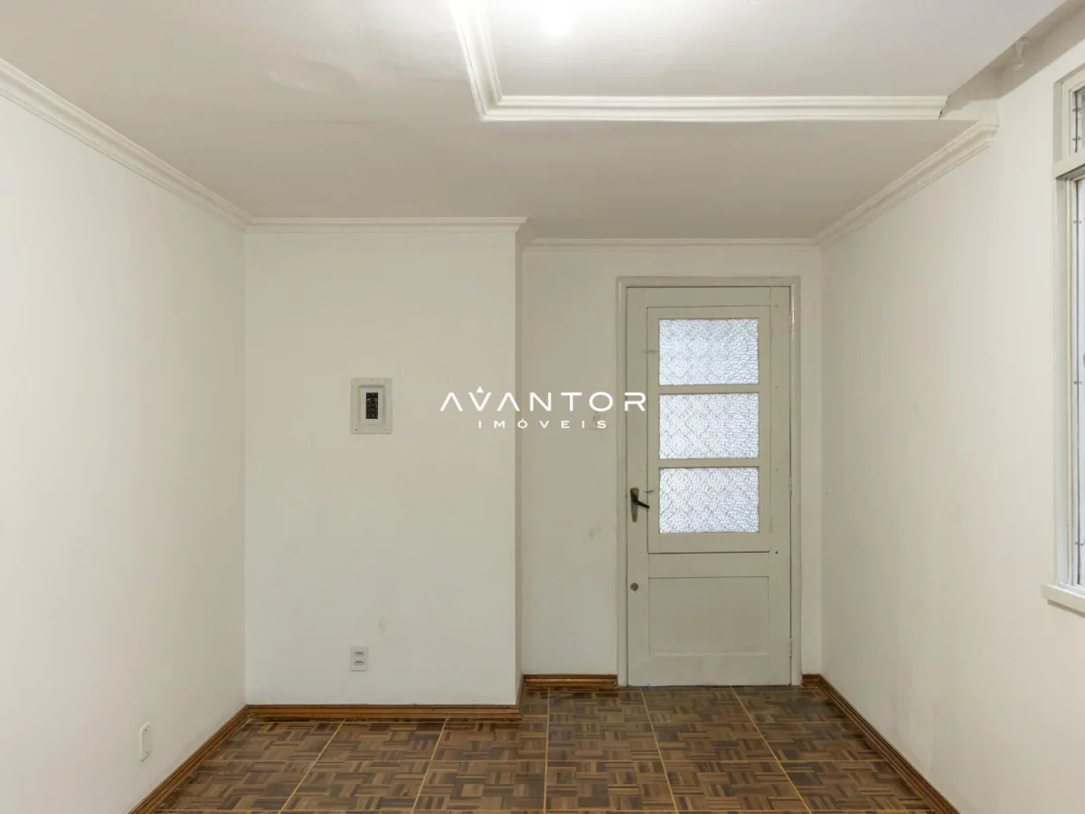 Sala com piso de madeira e porta — Apartamento com 2 quartos à venda em Bonfim, Santa Maria/RS