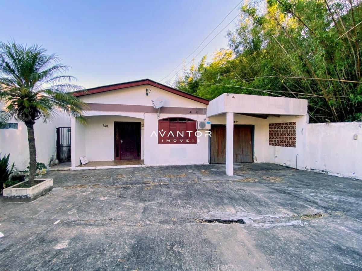 Fachada da casa com garagem — Casa com 2 quartos à venda em Chácara das Flores, Santa Maria/RS