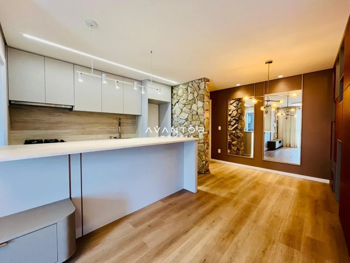 Cozinha integrada à sala com armários planejados — Apartamento com 2 quartos à venda em Nossa Senhora de Fátima, Santa Maria/RS