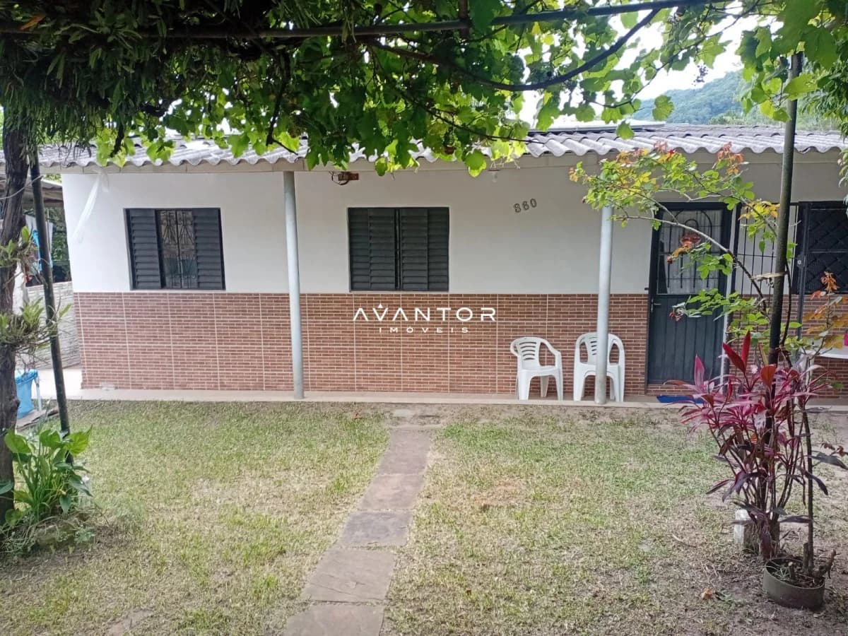 Fachada da casa com pátio — Casa com 2 quartos à venda em Nossa Senhora do Perpétuo Socorro, Santa Maria/RS