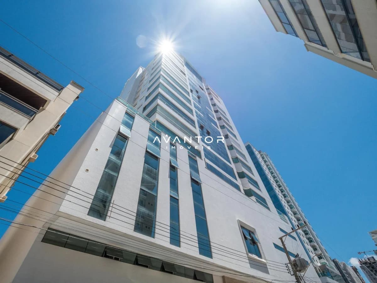 Fachada do prédio vista de baixo para cima — Apartamento com 4 quartos à venda em Meia Praia, Itapema/SC