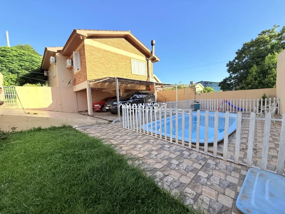 Fachada da casa com garagem e pátio — Casa com 3 quartos à venda em Nossa Senhora do Perpétuo Socorro, Santa Maria/RS
