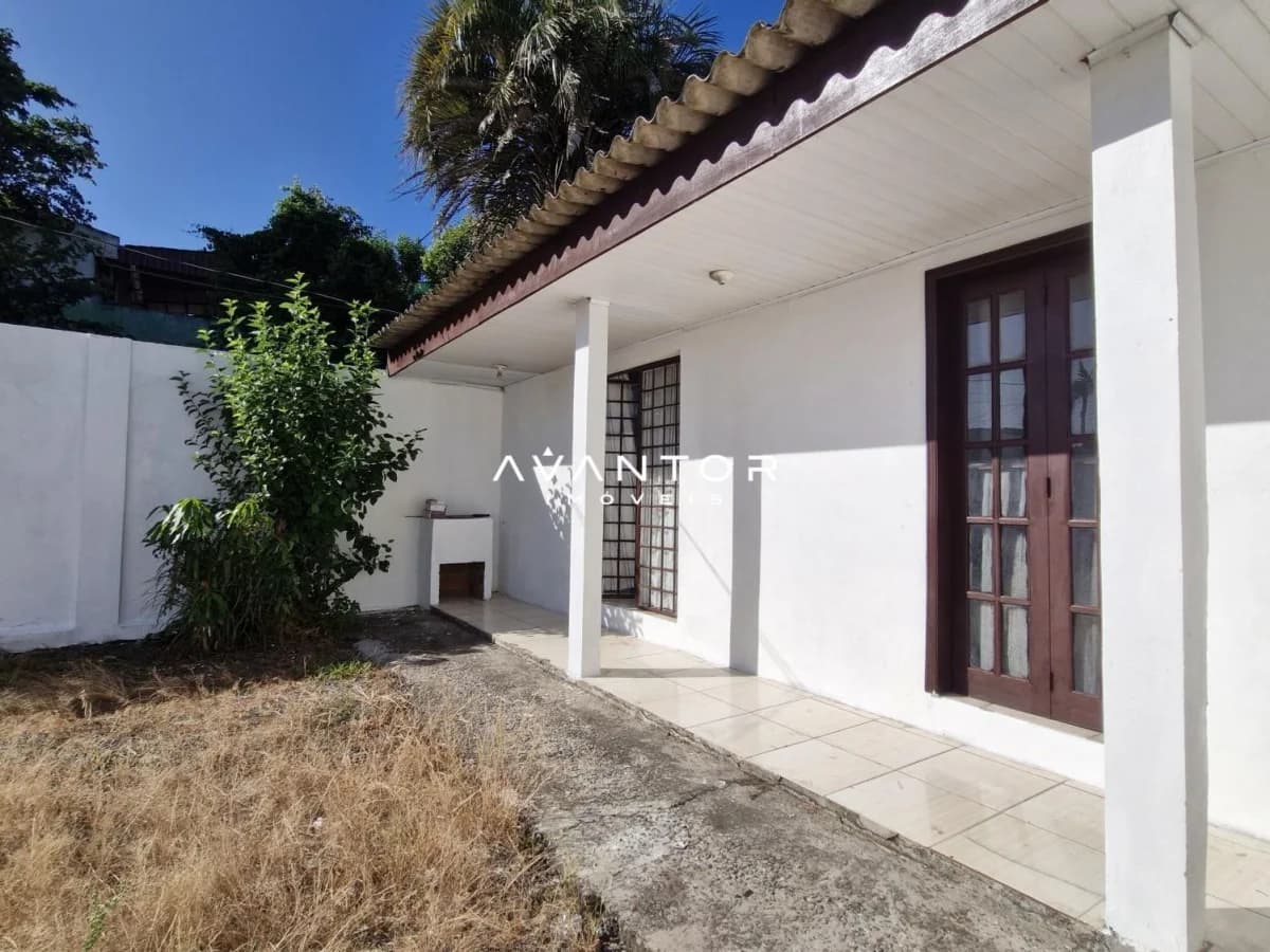 Pátio com acesso à casa — Casa com 1 quarto à venda em Nossa Senhora Medianeira, Santa Maria/RS