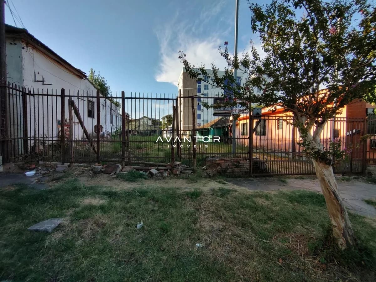 Pátio com cerca e árvores — Terreno à venda em Nossa Senhora das Dores, Santa Maria/RS