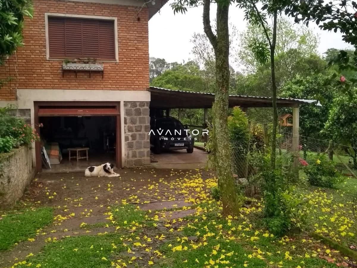 Fachada da casa com garagem e pátio — Chácara com 3 quartos à venda em Parque Serrano I, Itaara/RS