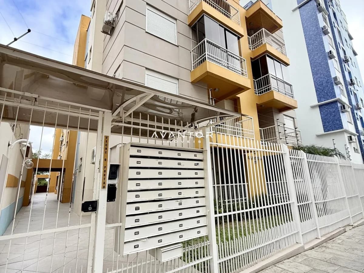 Fachada do prédio com garagem — Apartamento com 2 quartos à venda em Nossa Senhora de Fátima, Santa Maria/RS