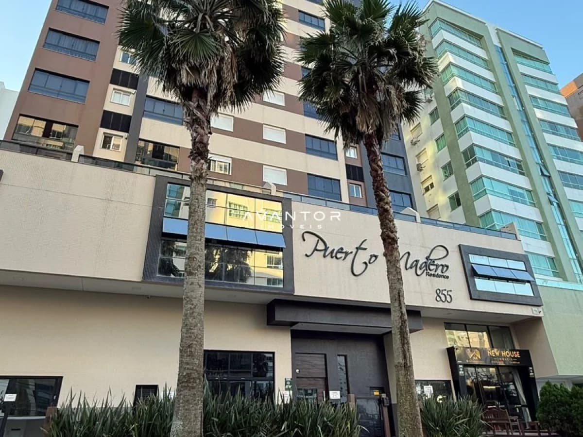Fachada do prédio com palmeiras — Apartamento com 1 quarto à venda em Zona Nova, Capão da Canoa/RS