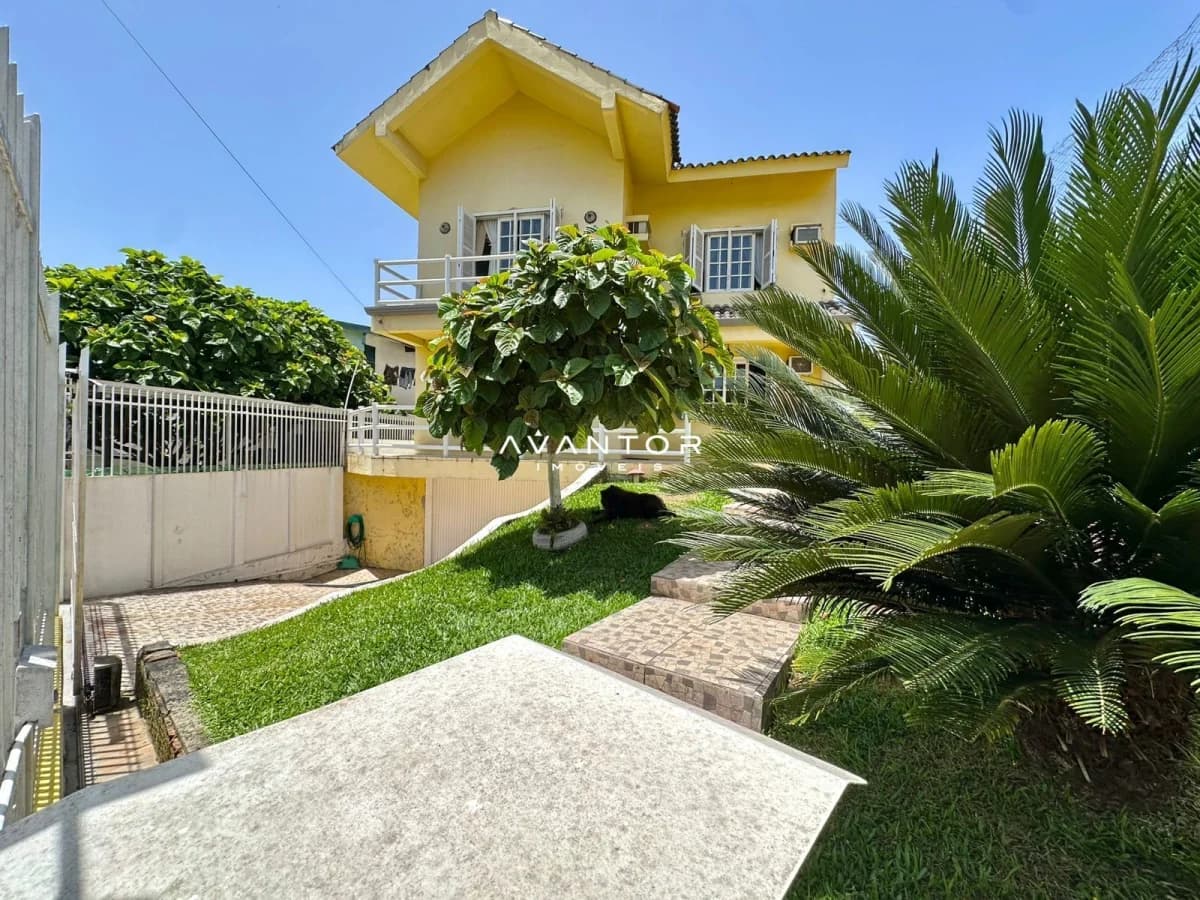 Fachada da casa com jardim — Casa com 4 quartos à venda em Nossa Senhora das Dores, Santa Maria/RS