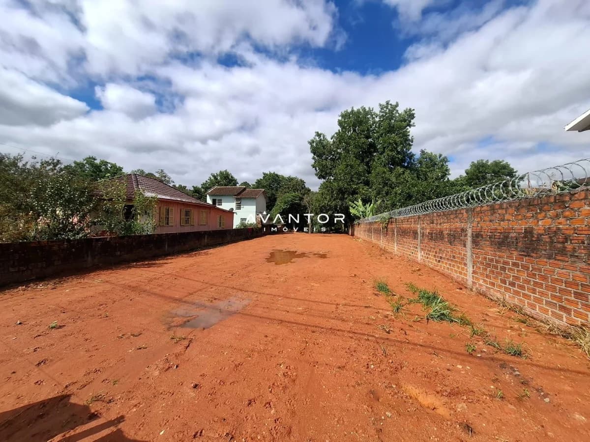 Terreno com construções e cerca de alvenaria — Terreno à venda em São José, Santa Maria/RS