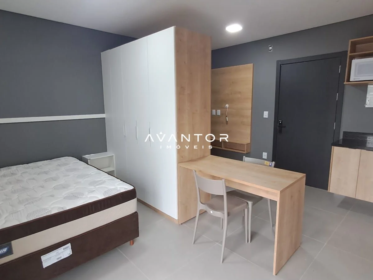 Suíte com cama, guarda-roupa e escrivaninha — Studio com 1 quarto à venda no Camobi Smart Living, em Camobi, Santa Maria/RS