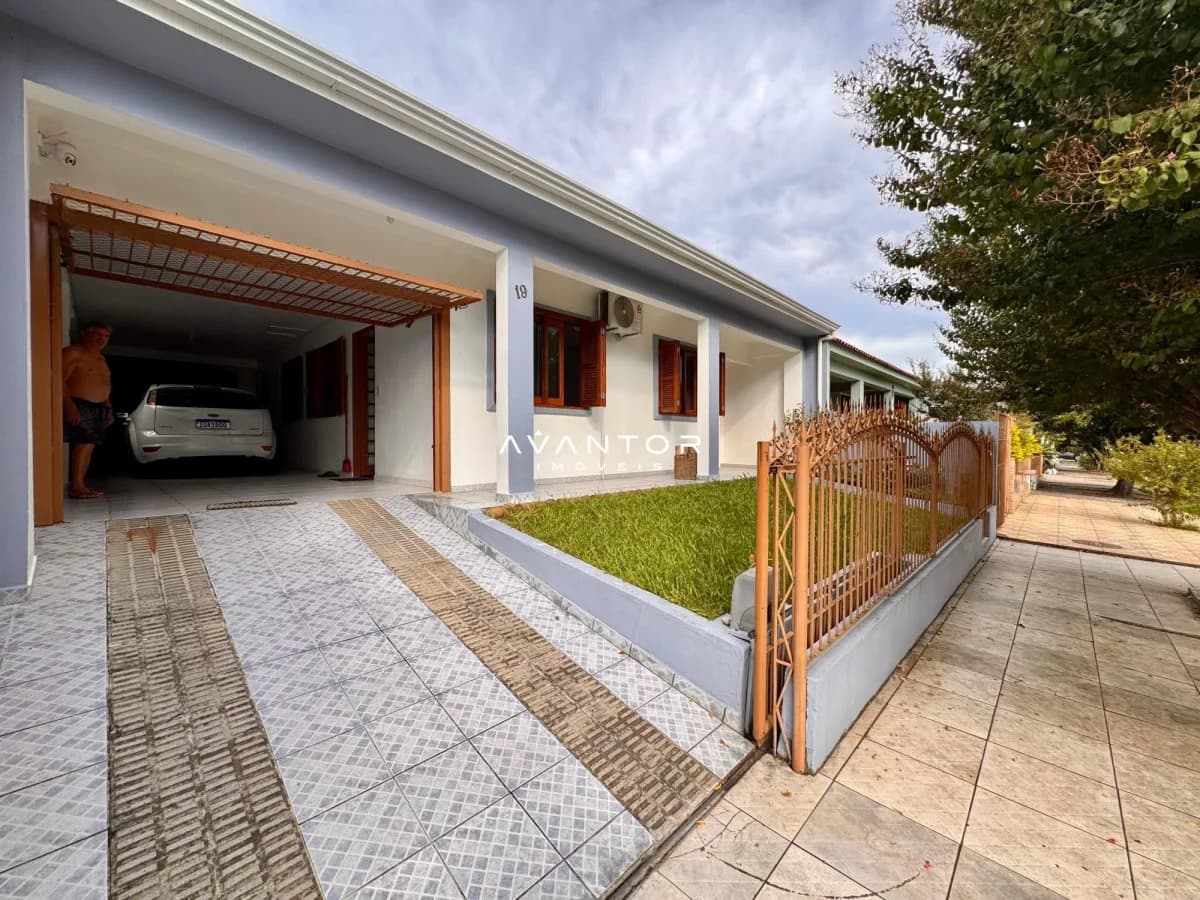 Fachada da casa com garagem — Casa com 3 quartos à venda em Tancredo Neves, Santa Maria/RS