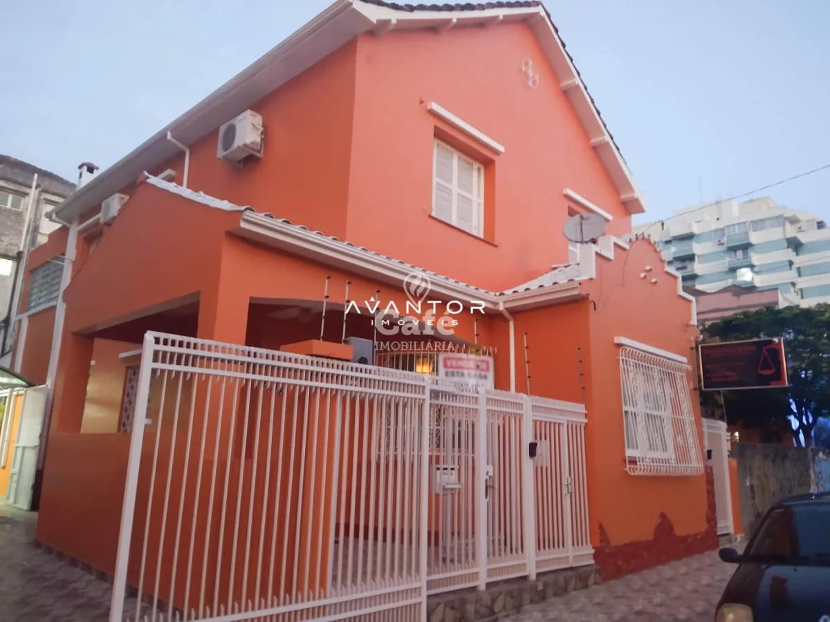 Fachada da casa com pintura laranja — Casa com 4 quartos à venda em Centro, Santa Maria/RS