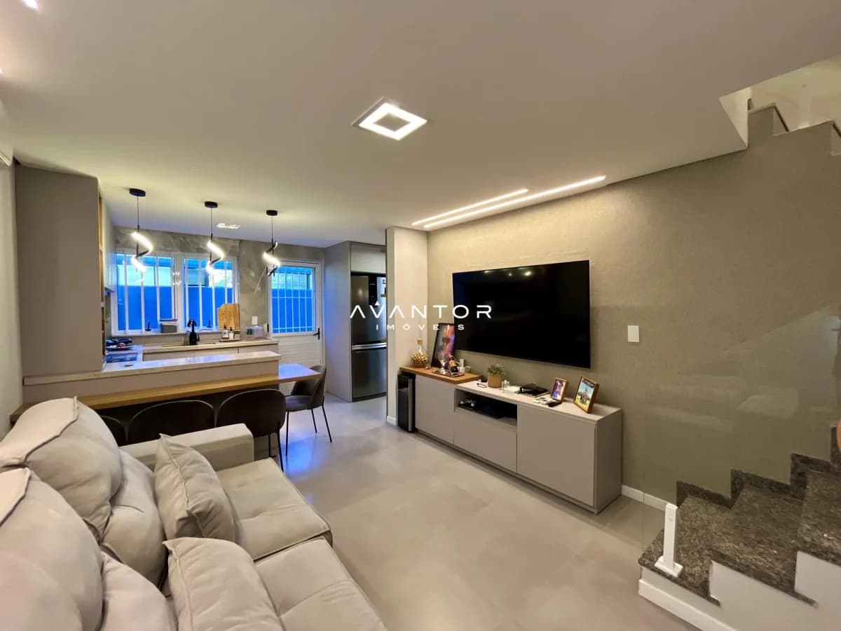 Sala de estar com TV integrada à cozinha — Casa com 3 quartos à venda em Nossa Senhora de Lourdes, Santa Maria/RS