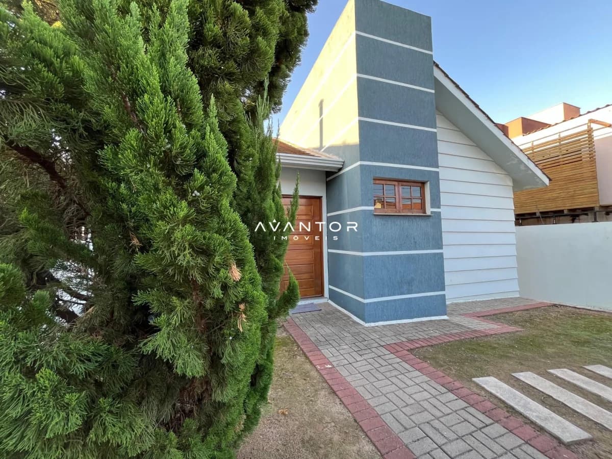 Fachada da casa com entrada — Casa com 2 quartos à venda em Residencial Lopes, Santa Maria/RS