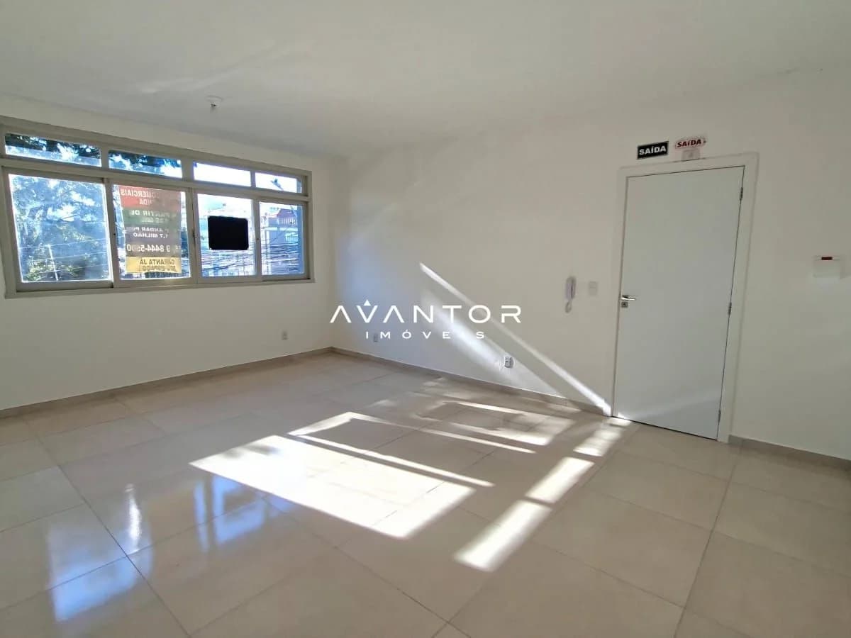 Sala de estar com janelas amplas — Sala Comercial com 1 sala à venda em Centro, Santa Maria/RS
