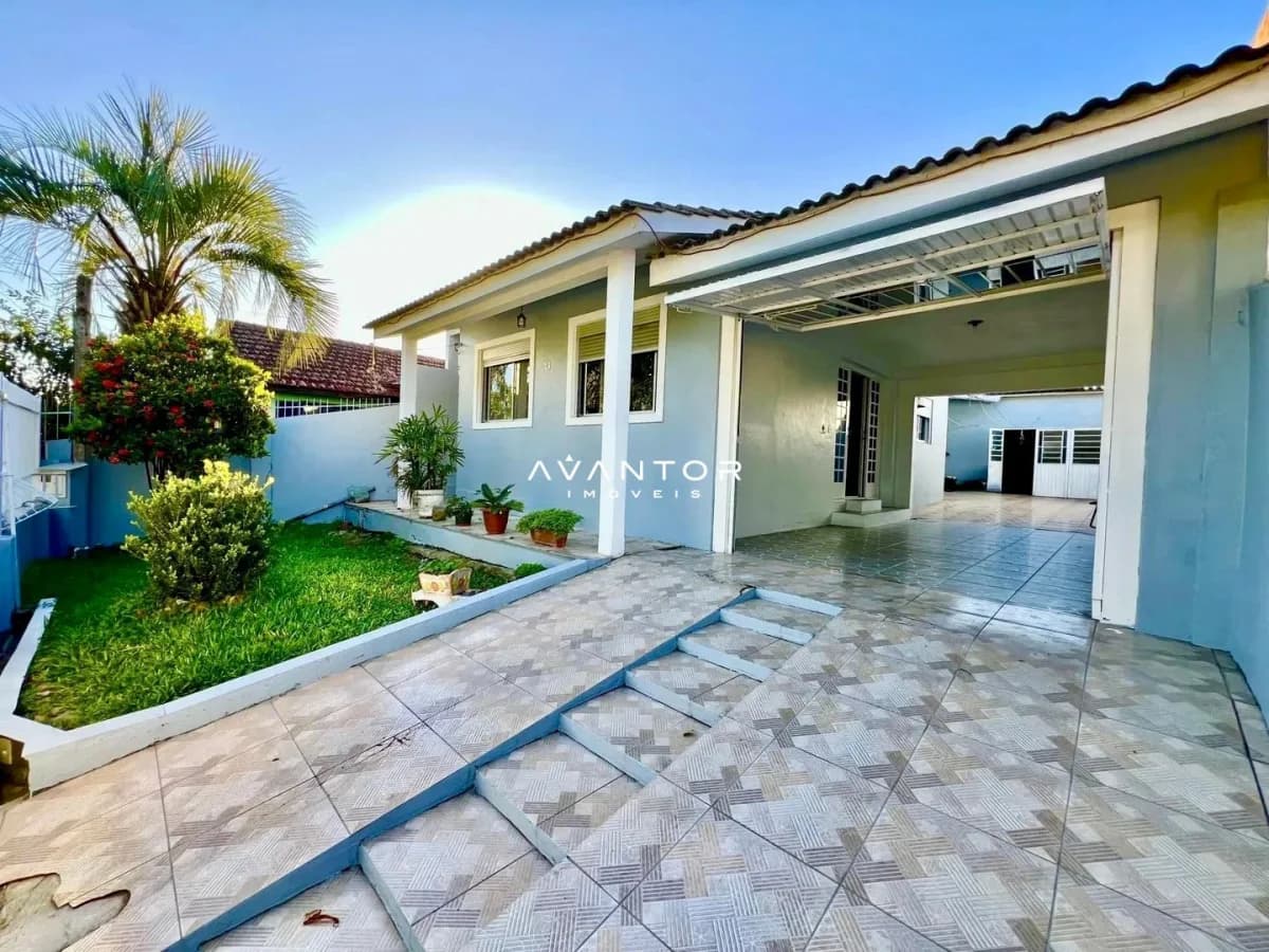 Fachada da casa com pátio e garagem — Casa com 3 quartos à venda em Juscelino Kubitschek, Santa Maria/RS