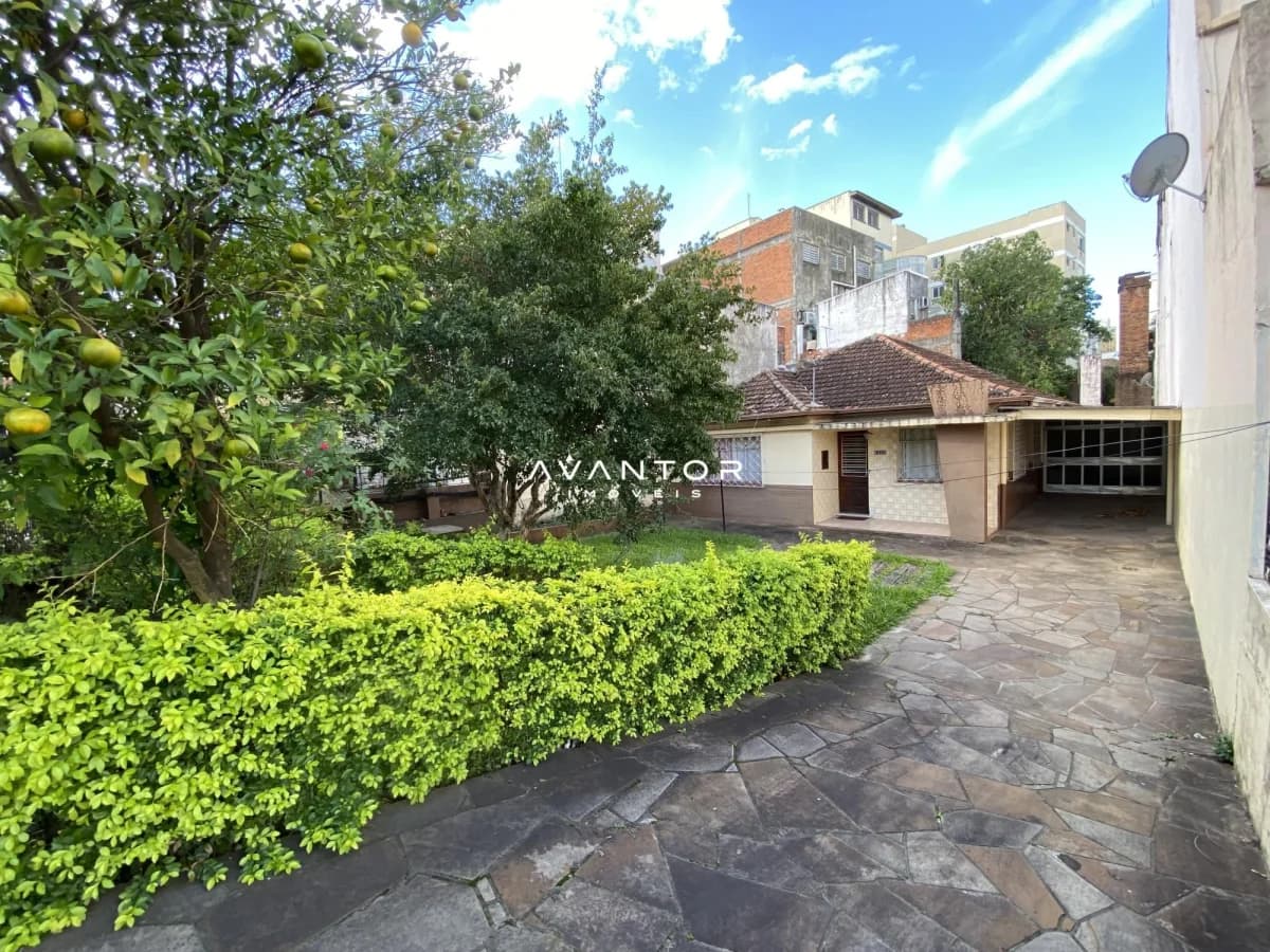 Fachada da casa com pátio e jardim — Casa com 5 quartos à venda em Centro, Santa Maria/RS