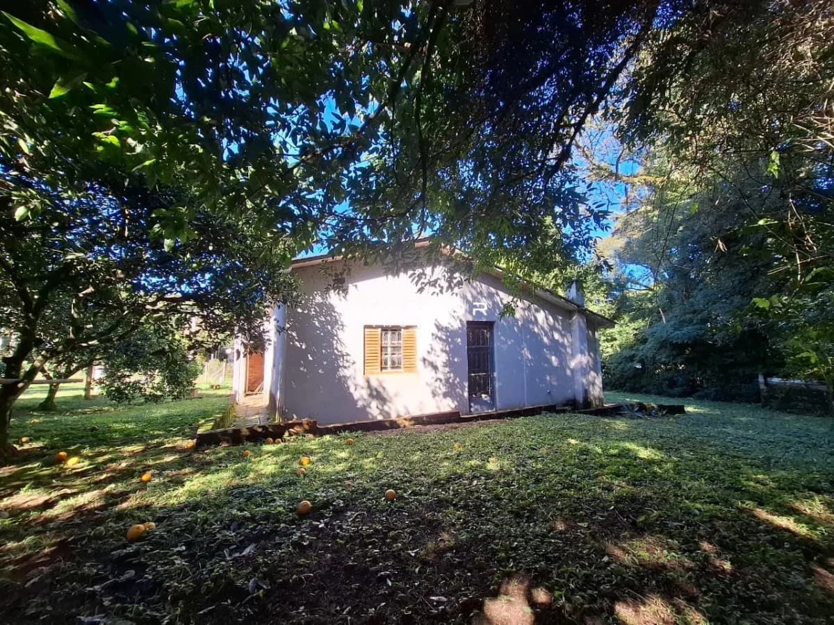 Fachada da casa com área externa arborizada — Casa com 3 quartos à venda em Parque Serrano I, Itaara/RS