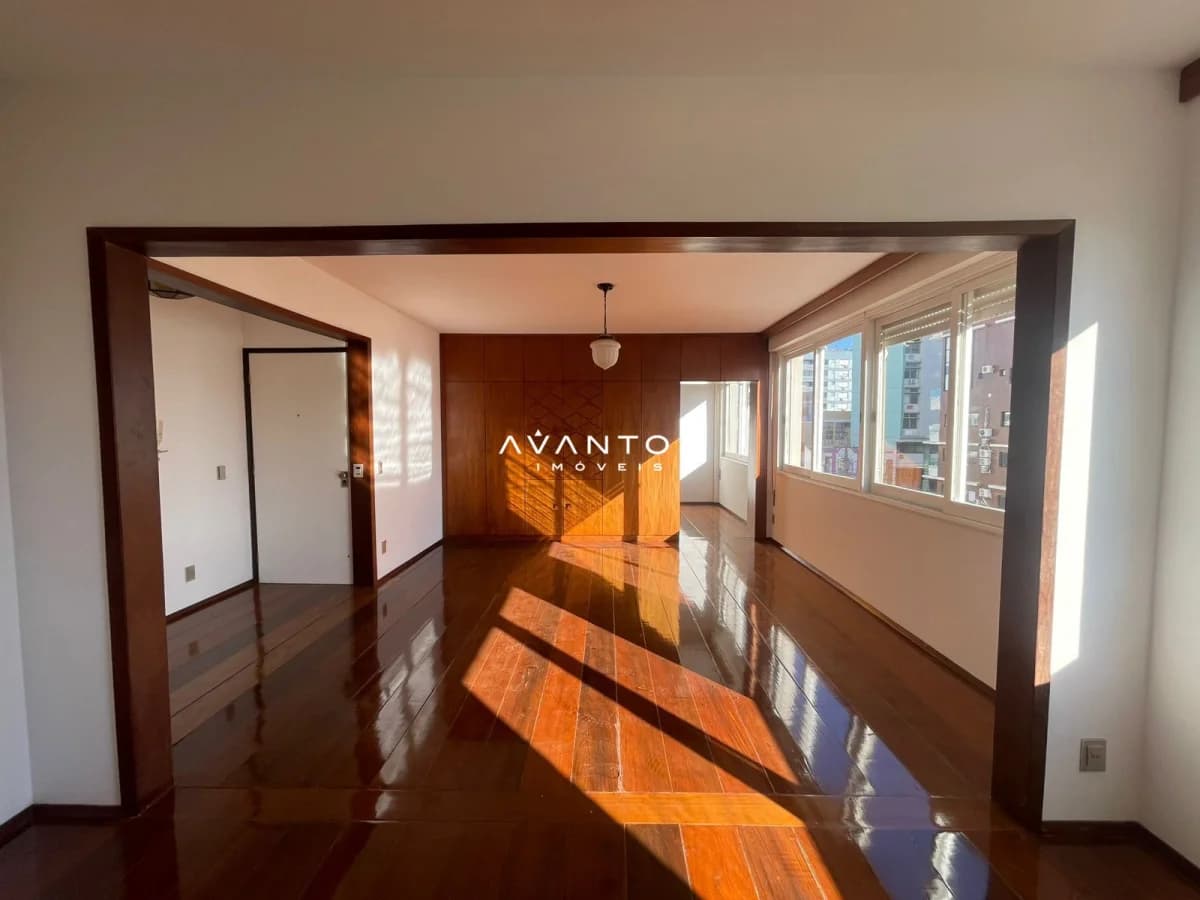 Sala de estar com piso de madeira — Apartamento com 3 quartos à venda em Centro, Santa Maria/RS