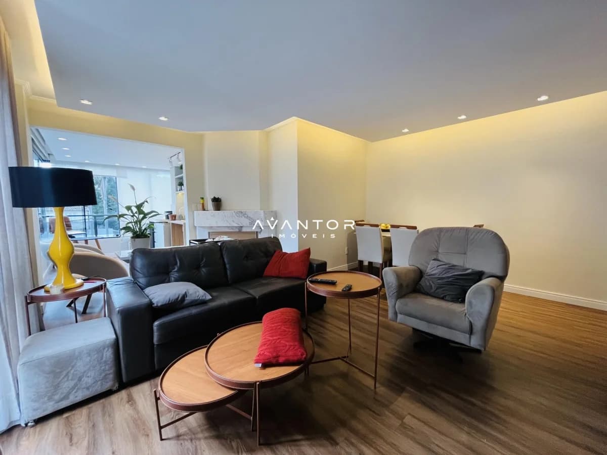 Sala de estar com sofá e sacada — Apartamento com 3 quartos à venda no Residencial Solar Tuiuti, em Centro, Santa Maria/RS