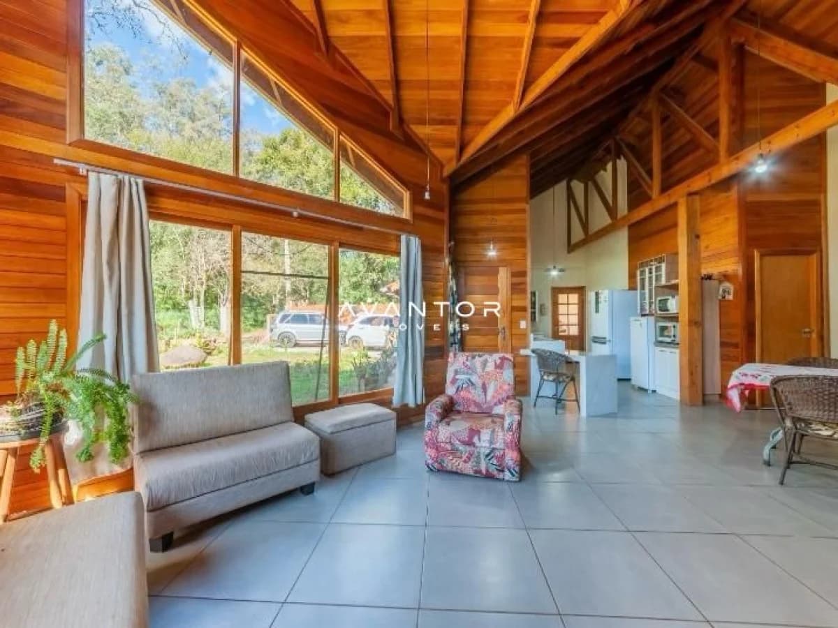 Sala de estar com pé direito duplo e sacada — Chácara com 4 quartos à venda em Itaara, Itaara/RS
