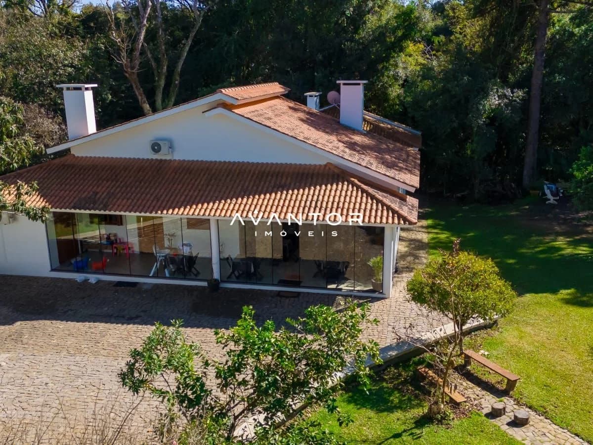 Fachada da casa com área externa arborizada — Casa com 5 quartos à venda em Parque Serrano, Itaara/RS