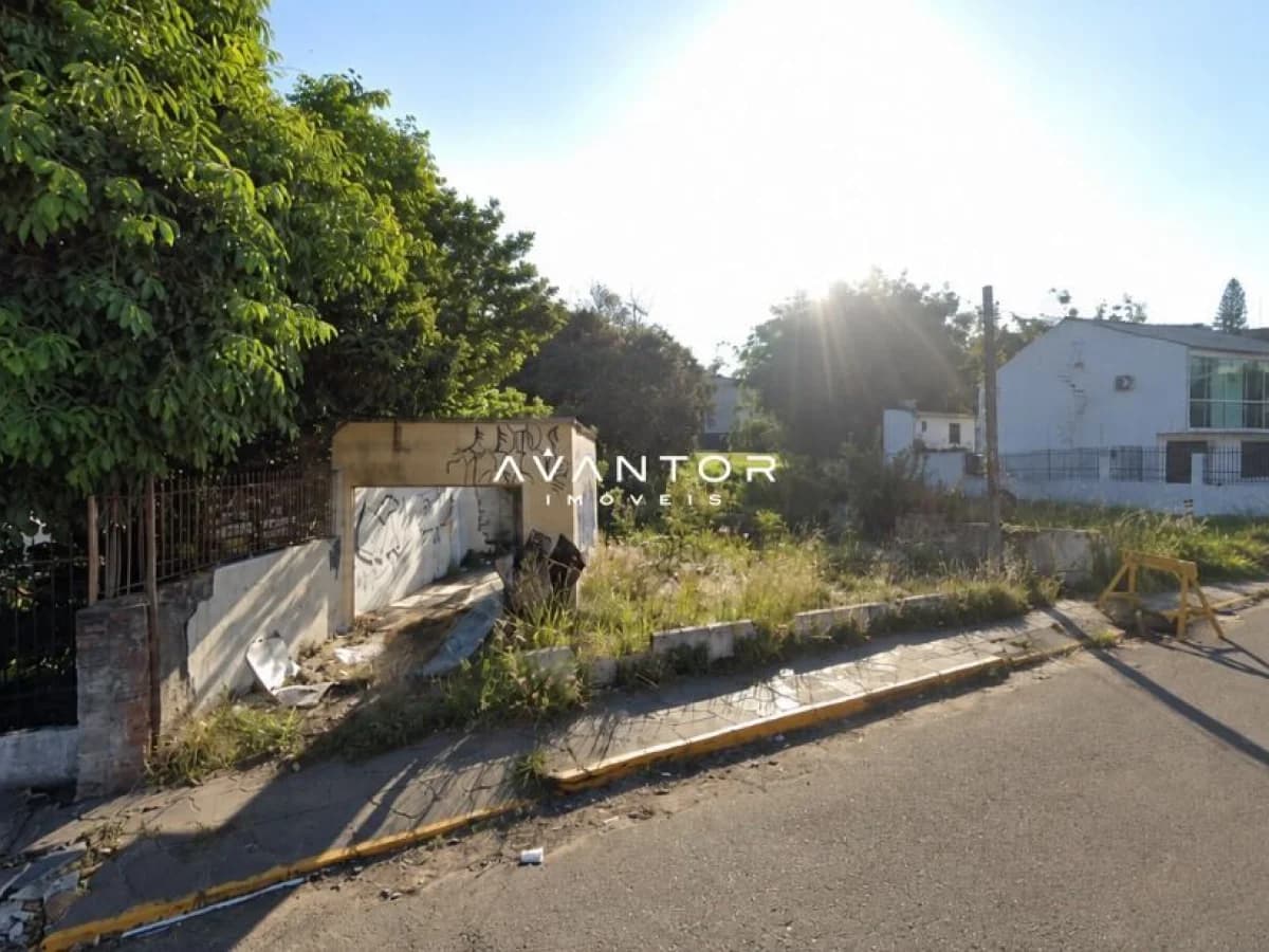 Terreno com construção e árvores — Terreno à venda em Centro, Santa Maria/RS