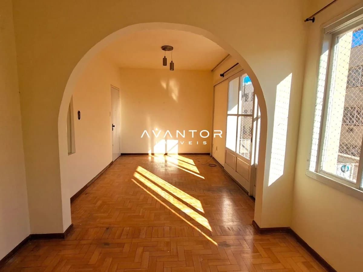 Hall de entrada com piso de madeira — Apartamento com 2 quartos à venda em Centro, Santa Maria/RS