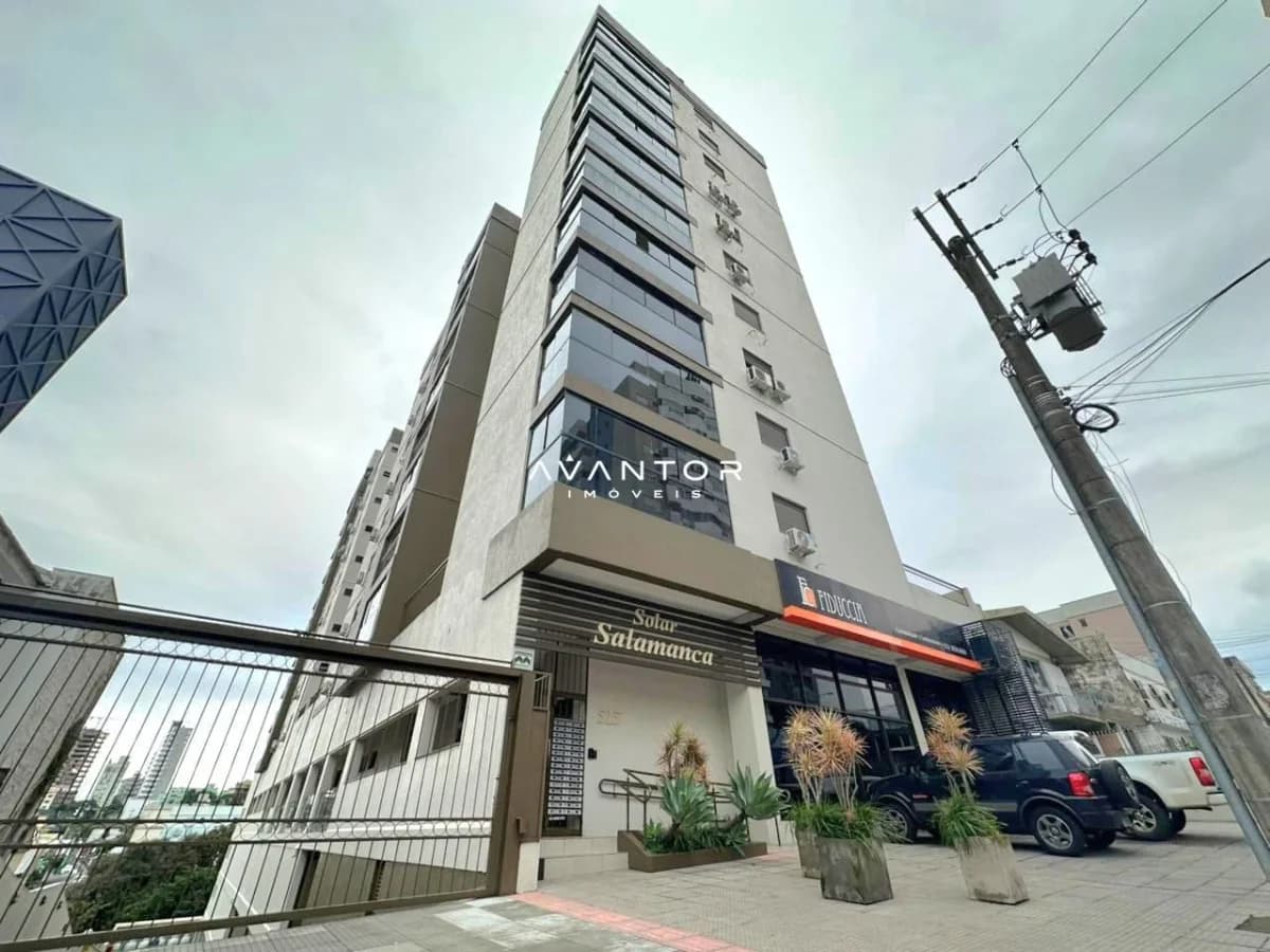 Fachada do prédio com garagem — Apartamento com 3 quartos à venda no Residencial Solar Salamanca, em Centro, Santa Maria/RS