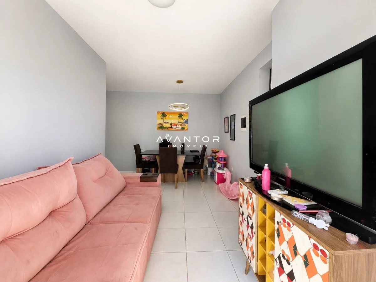 Sala de estar com sofá e televisão — Apartamento com 2 quartos à venda em Nossa Senhora Medianeira, Santa Maria/RS