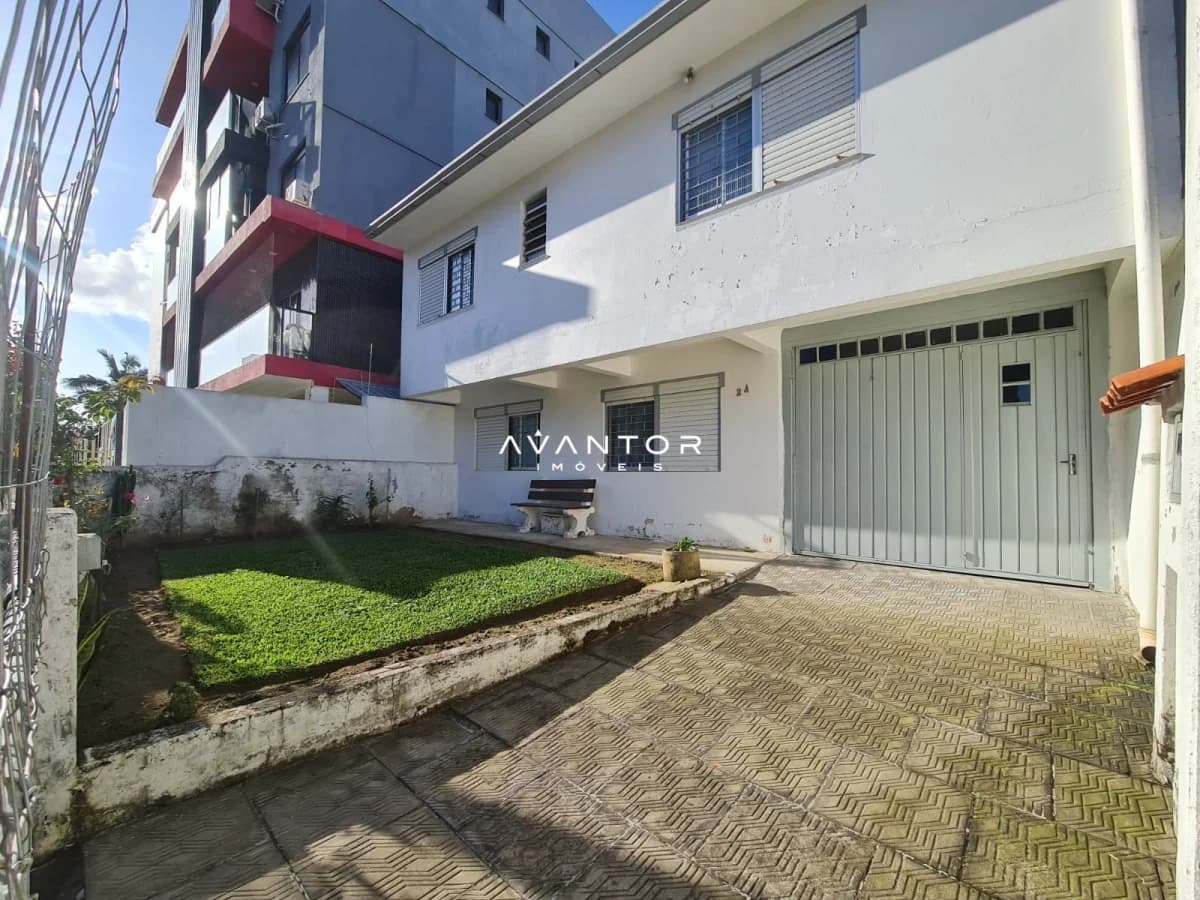 Fachada da casa com garagem e pátio — Casa com 4 quartos à venda em Camobi, Santa Maria/RS