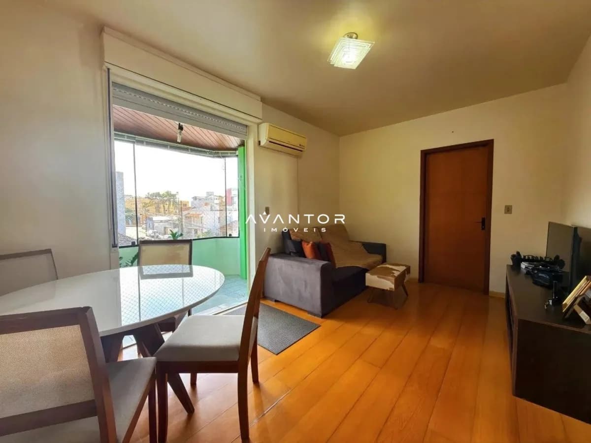 Sala de estar integrada à cozinha com sacada — Apartamento com 2 quartos à venda em Menino Jesus, Santa Maria/RS