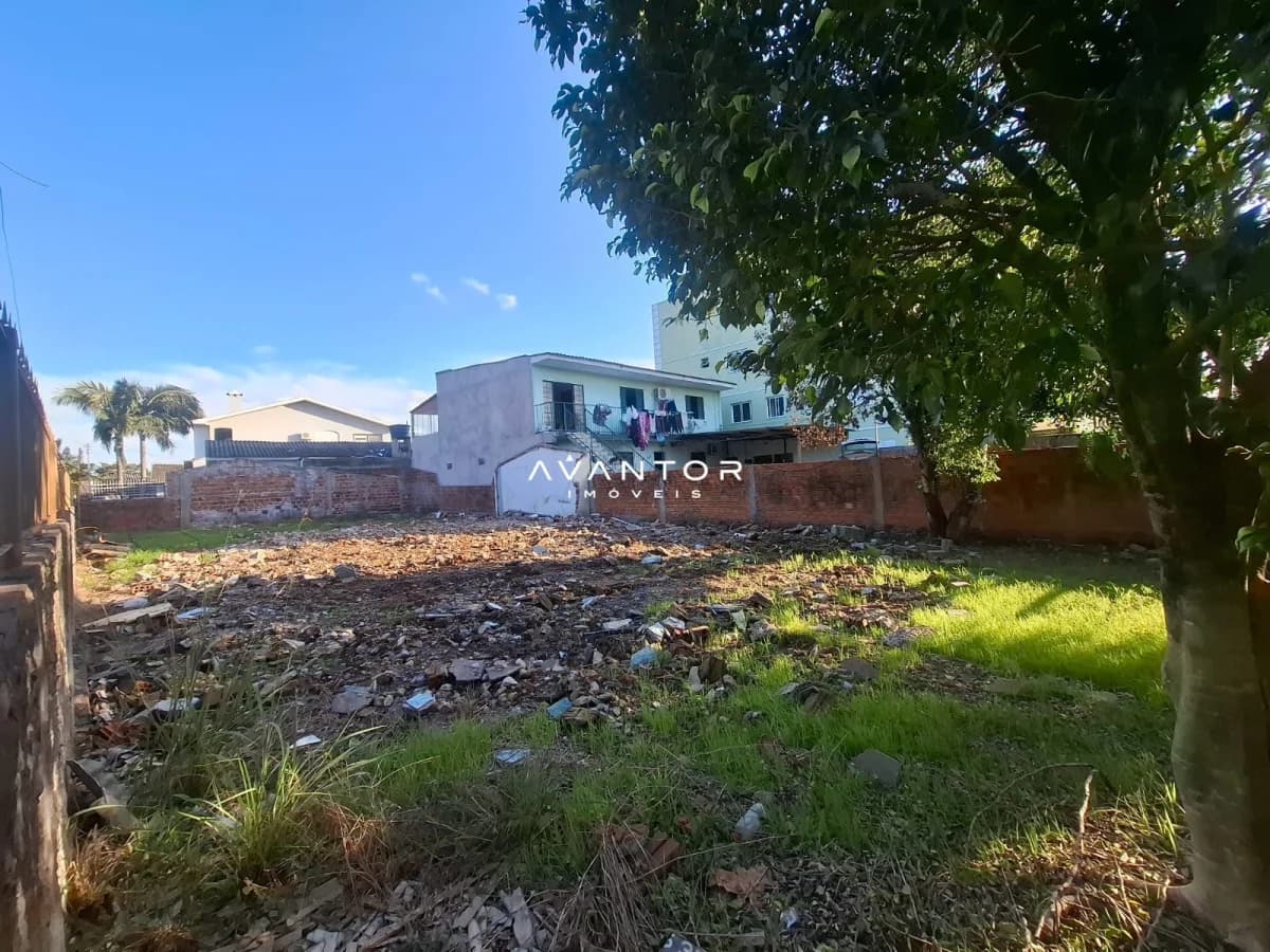 Terreno com casarões ao fundo — Terreno à venda em Camobi, Santa Maria/RS