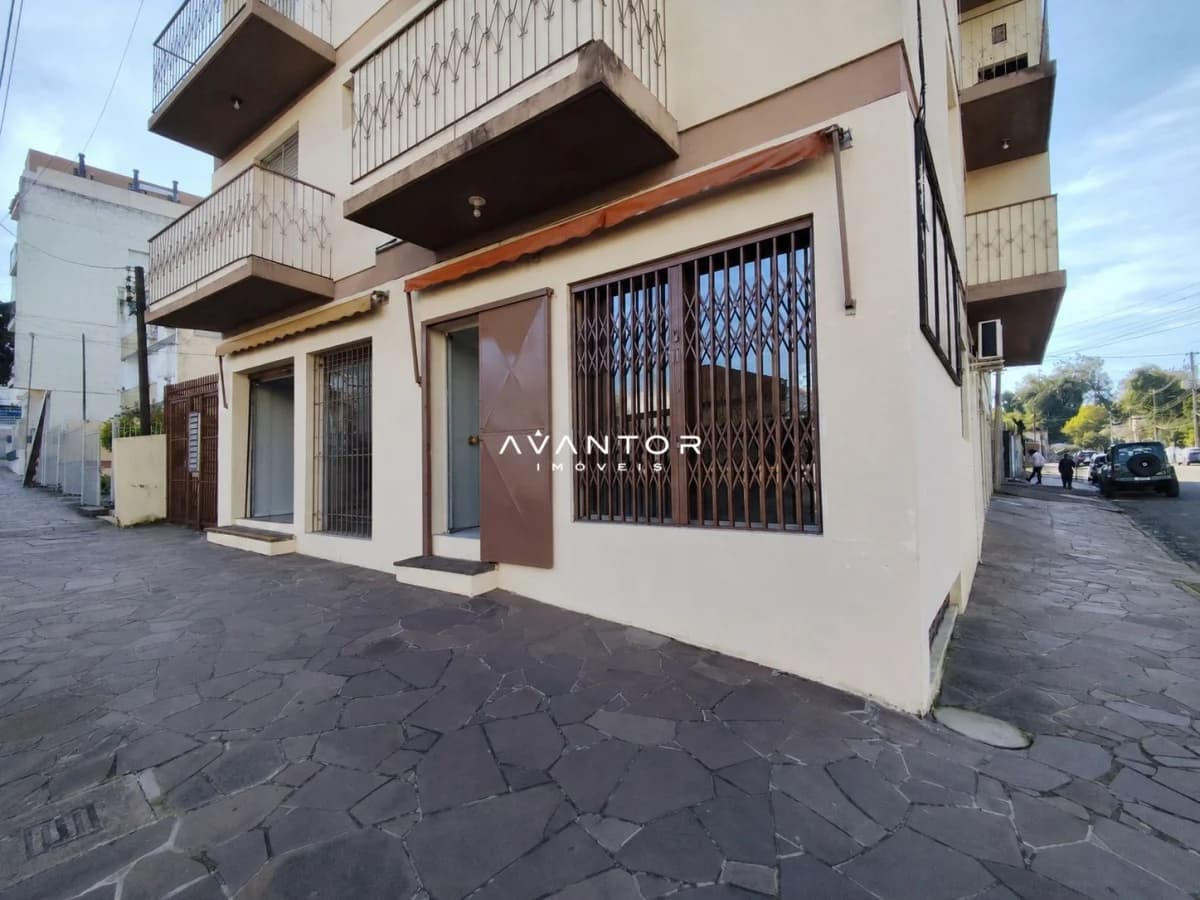 Fachada do prédio com loja no térreo — Loja com 1 sala para alugar em Nossa Senhora de Fátima, Santa Maria/RS