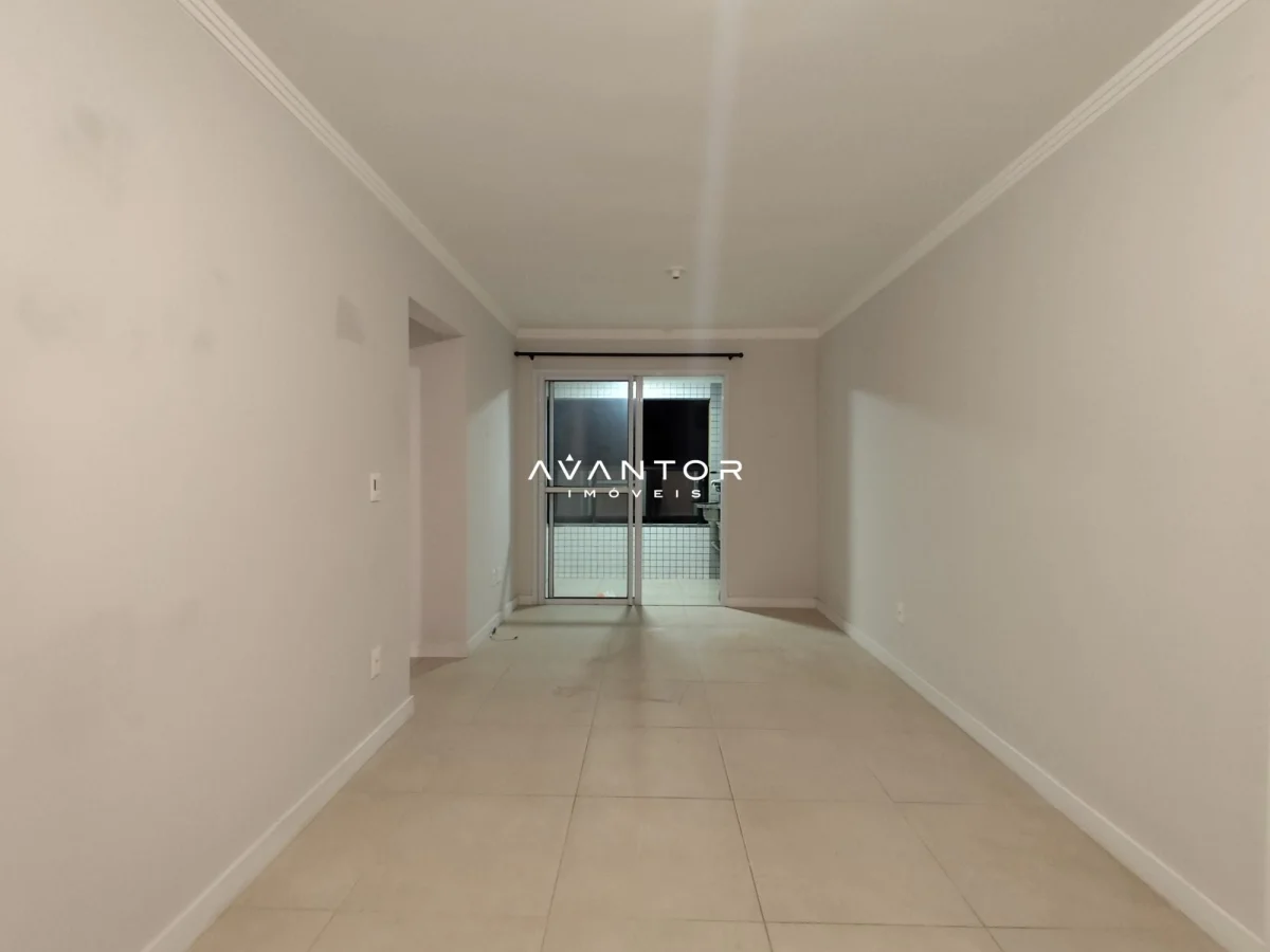 Sala de estar com acesso à sacada — Apartamento com 2 quartos para alugar em Nossa Senhora de Fátima, Santa Maria/RS