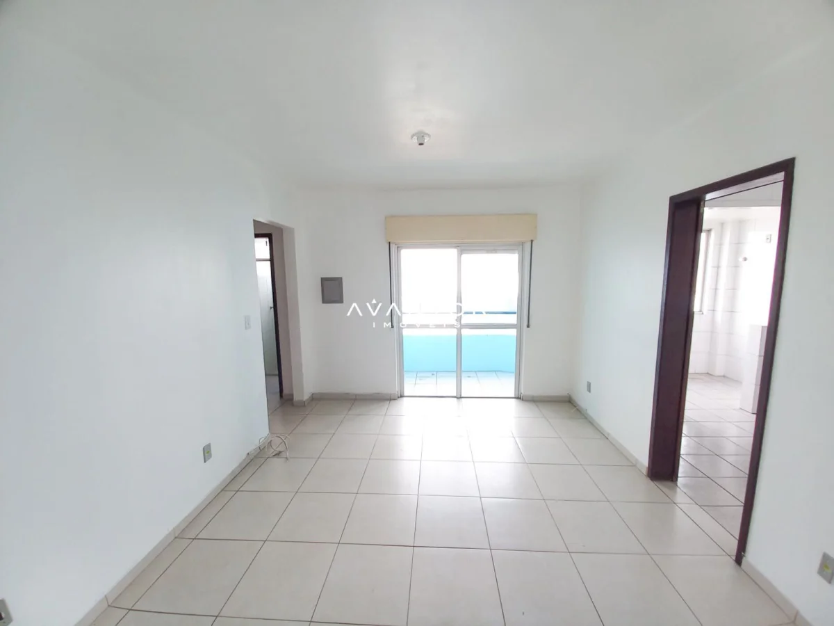 Sala de estar com sacada e vista para o mar — Apartamento com 2 quartos para alugar em Duque de Caxias, Santa Maria/RS