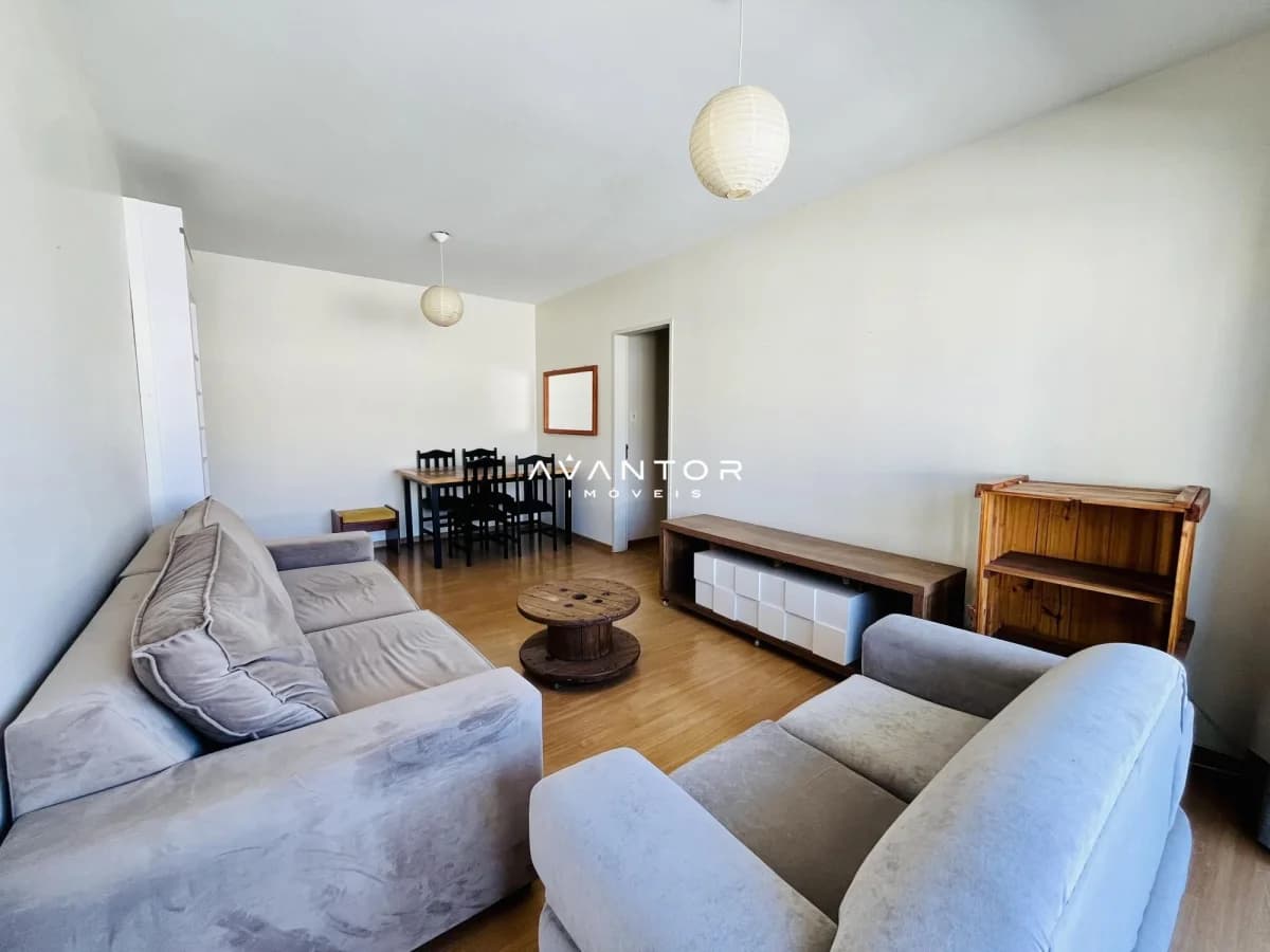 Sala de estar com piso de madeira — Apartamento com 2 quartos à venda no Edifício Dom Jose Duarte, em Centro, Santa Maria/RS