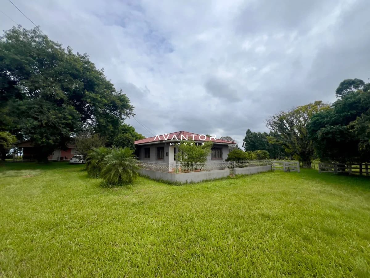 Fachada da casa com terreno amplo — Chácara com 3 quartos à venda em Camobi, Santa Maria/RS