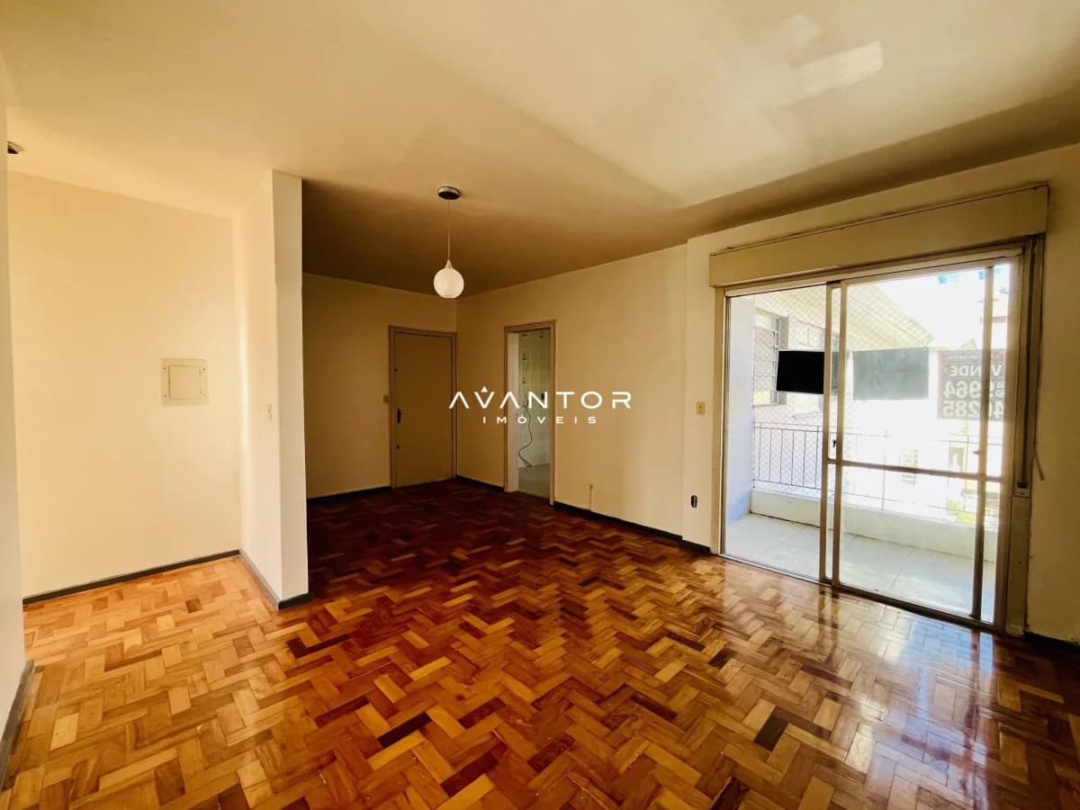 Sala de estar com acesso à sacada — Apartamento com 2 quartos à venda no Edifício Henrique Dias, em Centro, Santa Maria/RS