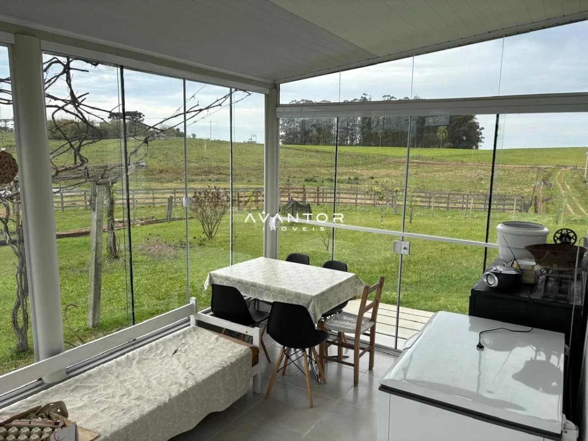 Sala com sacada e vista para área rural — Chácara com 2 quartos à venda em Interior, Dilermando de Aguiar/RS